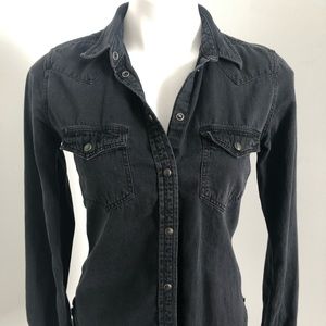 Black denim top with snaps. Slim fit and faded 🖤